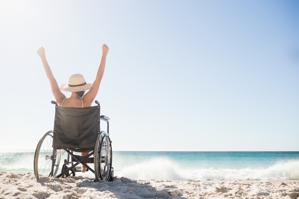 Una mujer en silla de ruedas en una playa
