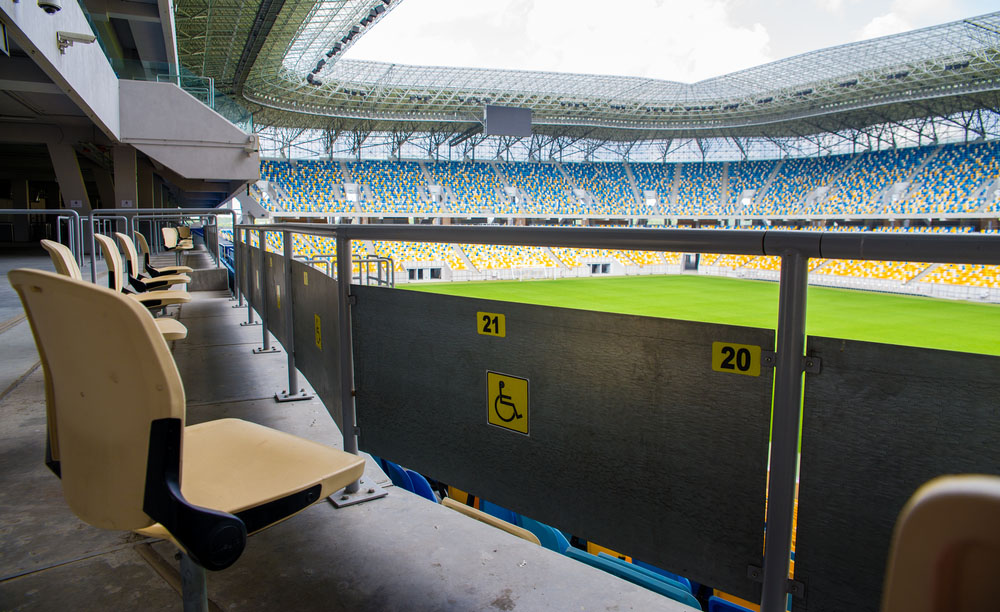 Fotografía de un espacio reservado a personas usuarias de sillas de ruedas en un estadio de fútbol