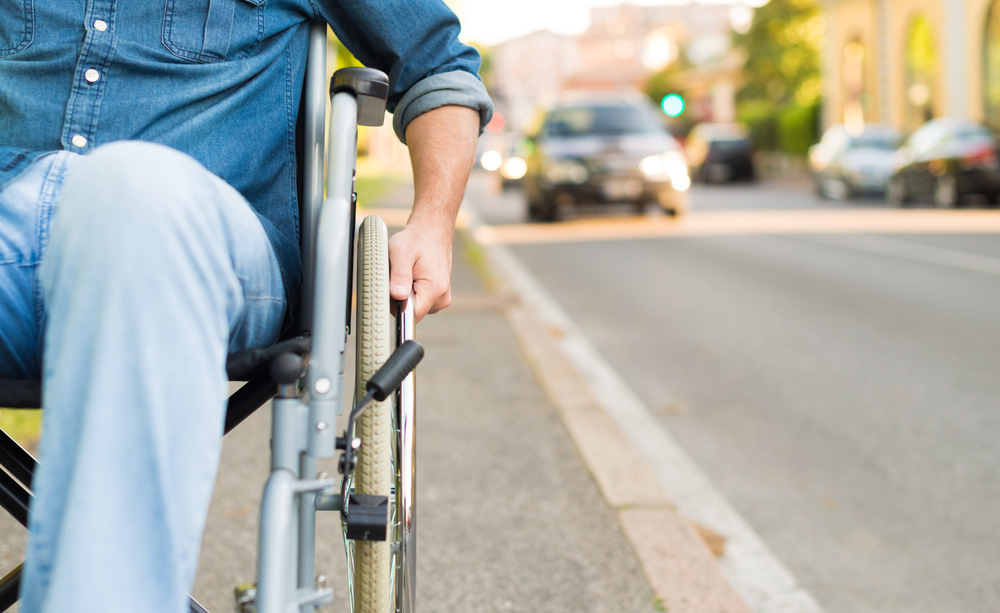 Una persona en silla de ruedas pasea por una ciudad
