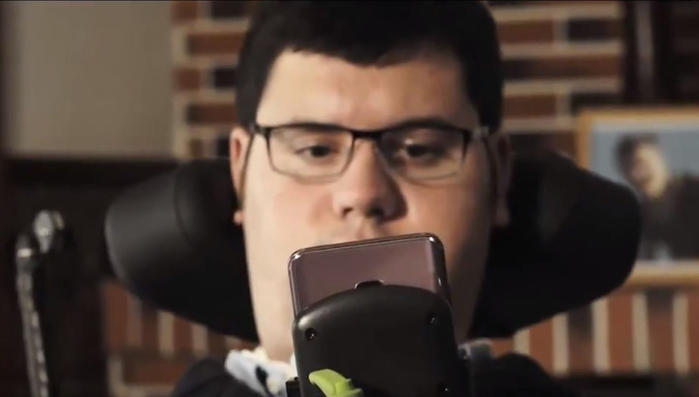 Fotograma del v&iacute;deo que muestra a Alberto tuiteando con los ojos
