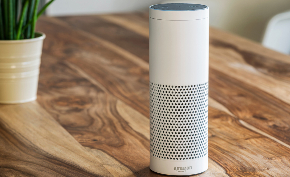 Imagen de un dispositivo Amazon Echo sobre una mesa de madera