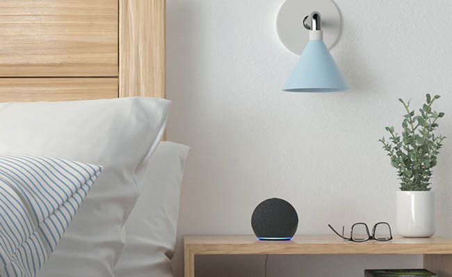 Fotografía de un dormitorio con un dispositivo Alexa en la mesilla
