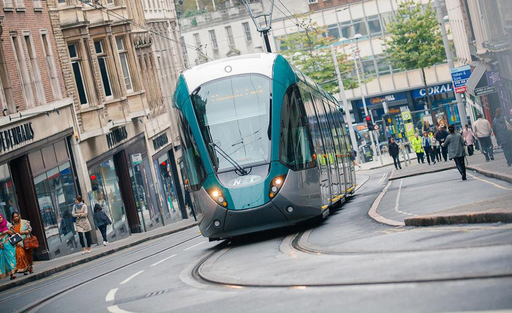 Fotografía de un tranvía fabricado por Alstom circulando por la calle de una ciudad