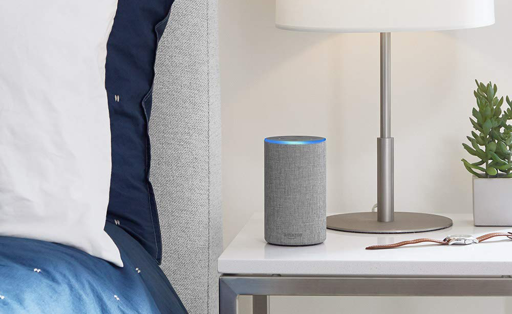 Fotograf&iacute;a de un Amazon Echo sobre una mesilla de noche