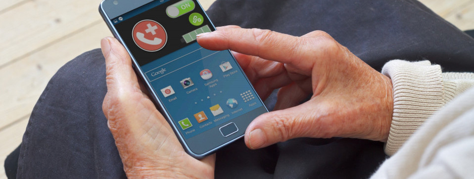 Una persona mayor utiliza la aplicación de Angel4 para Android