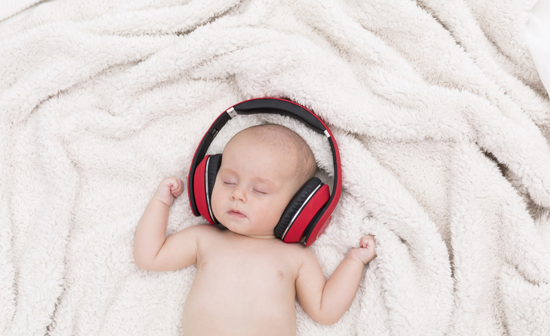 Fotograf&iacute;a de un beb&eacute; con unos auriculares puestos