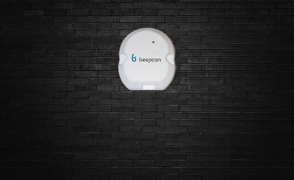 Imagen de un 'Beepcon' en una pared negra