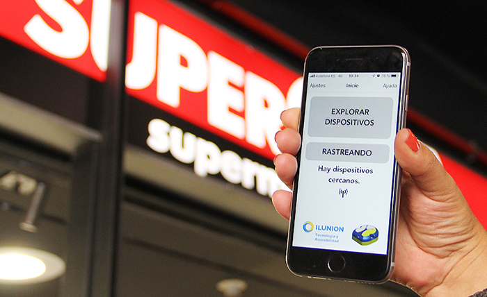 Fotograf&iacute;a de una persona utilizando los Beepcons a la puerta del supermercado Supercor en Madrid