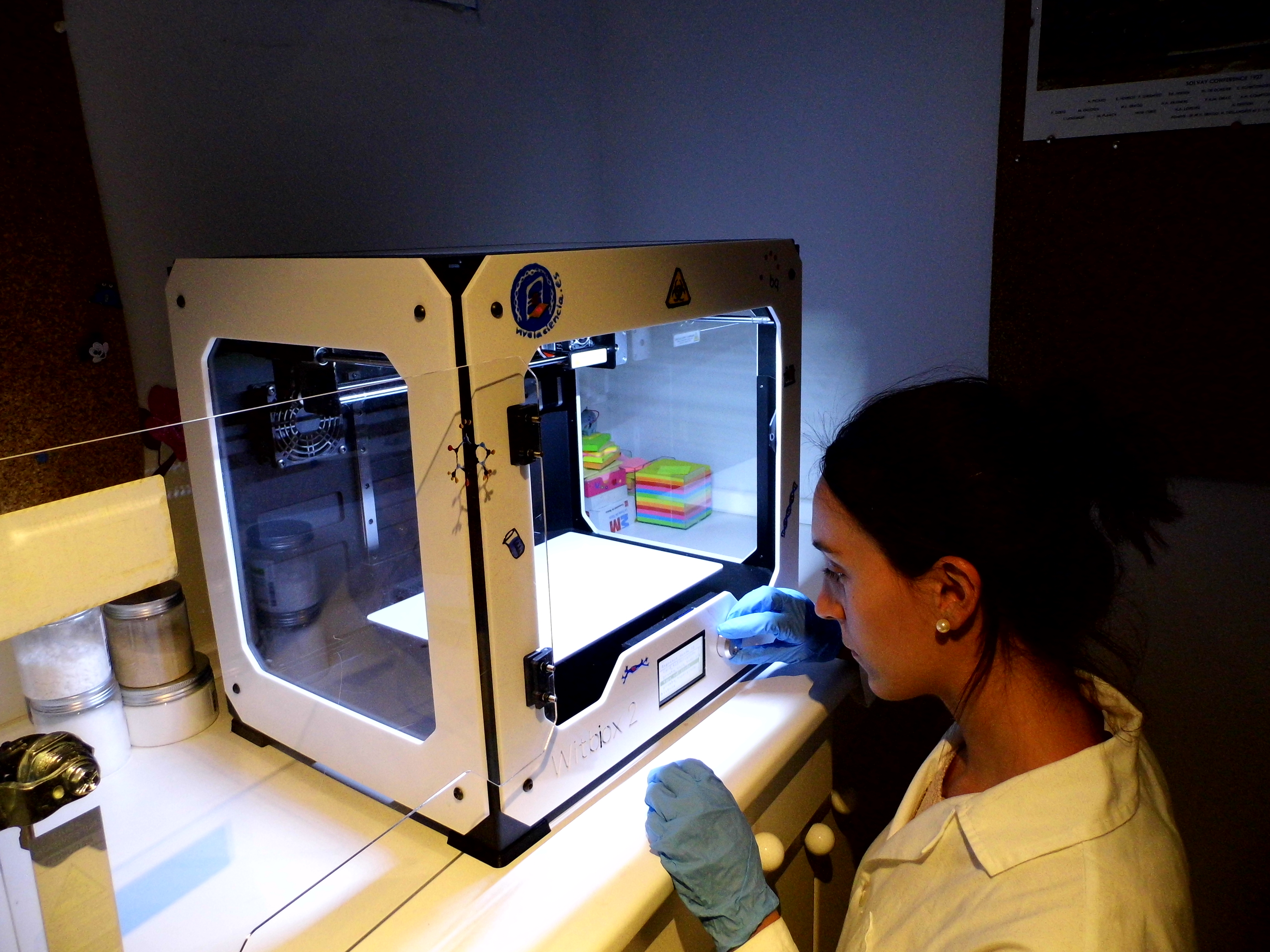 Una de las investigadoras trabaja con una impresora 3D