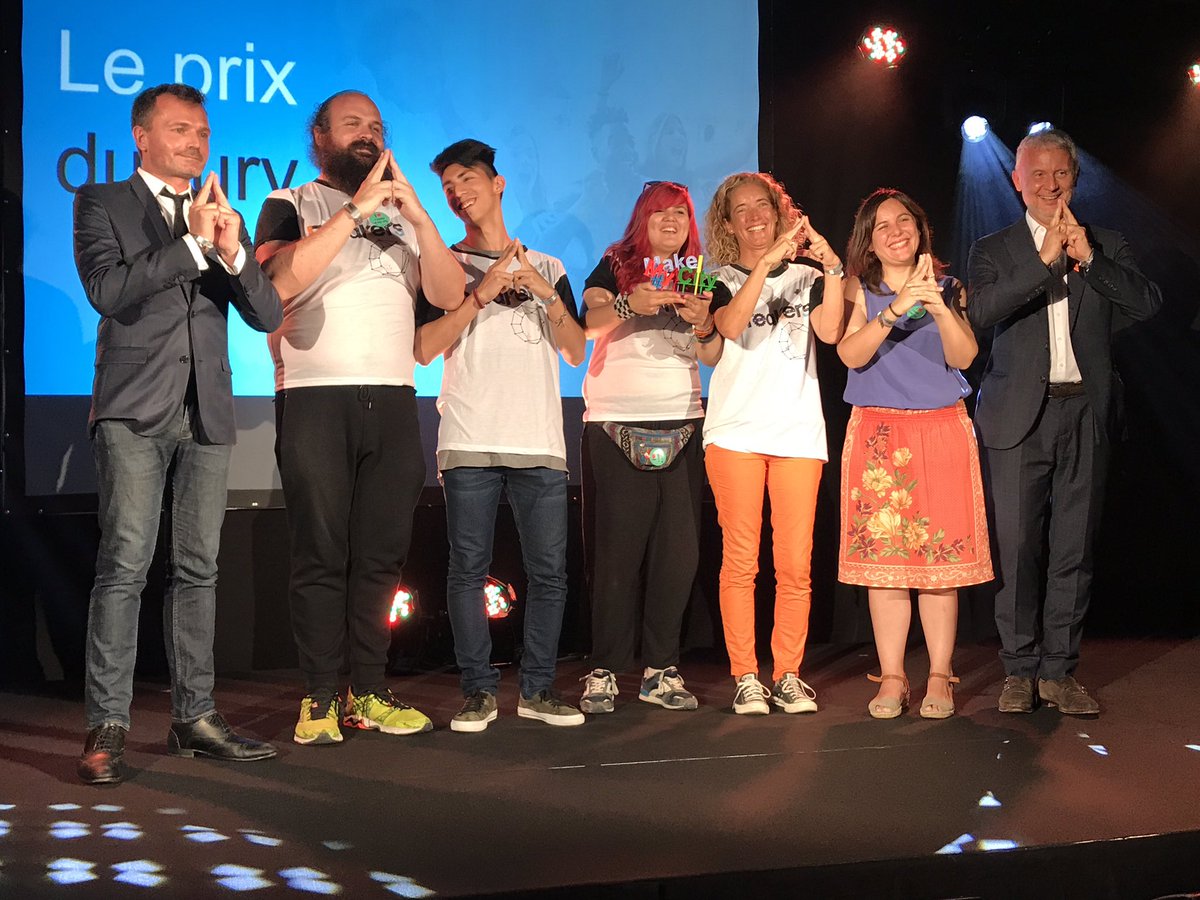 Representantes del proyecto ganador recogen el premio 'I make 4 my city'