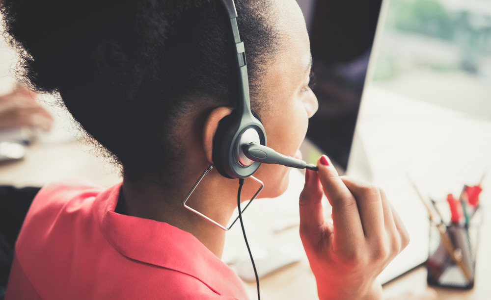 Una mujer trabaja en un Contact Center
