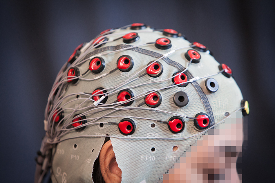 Imagen de una persona con una malla con sensores en la cabeza
