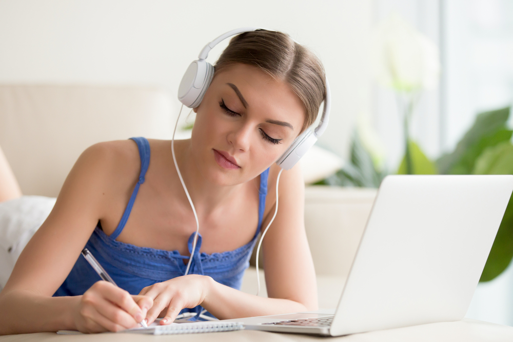 Una joven estudiando un curso online
