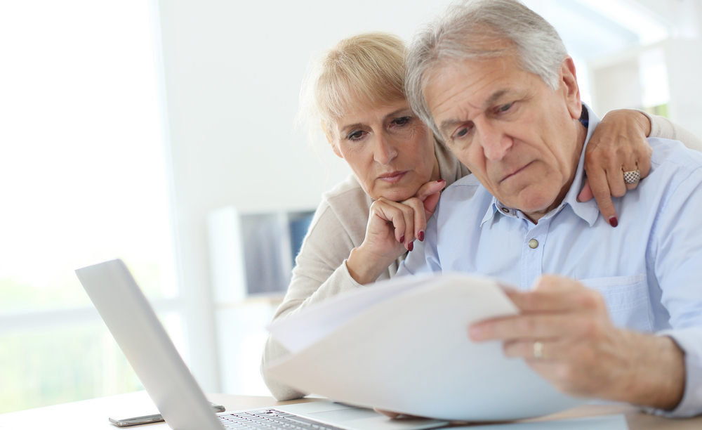 Una pareja de personas mayores realiza la declaración de la Renta en el ordenador