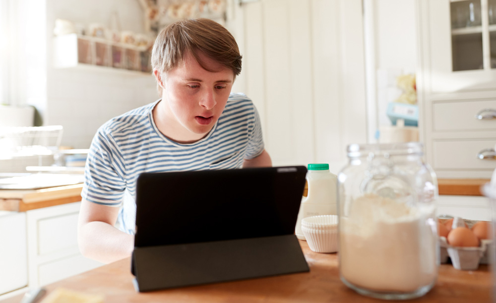 Un joven con síndrome de Down utiliza una tableta