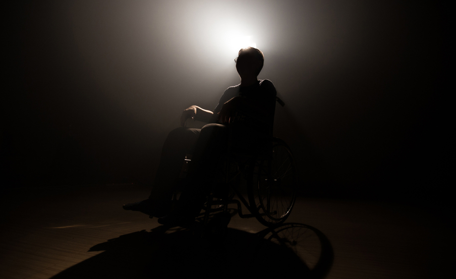 Imagen de una persona en silla de ruedas en sombra