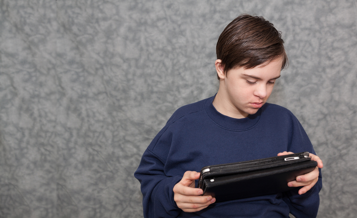 Un joven con síndrome de Down utiliza una tableta
