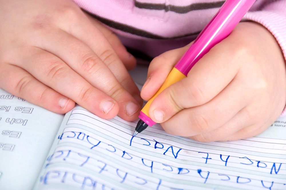 Una niña aprender a escribir