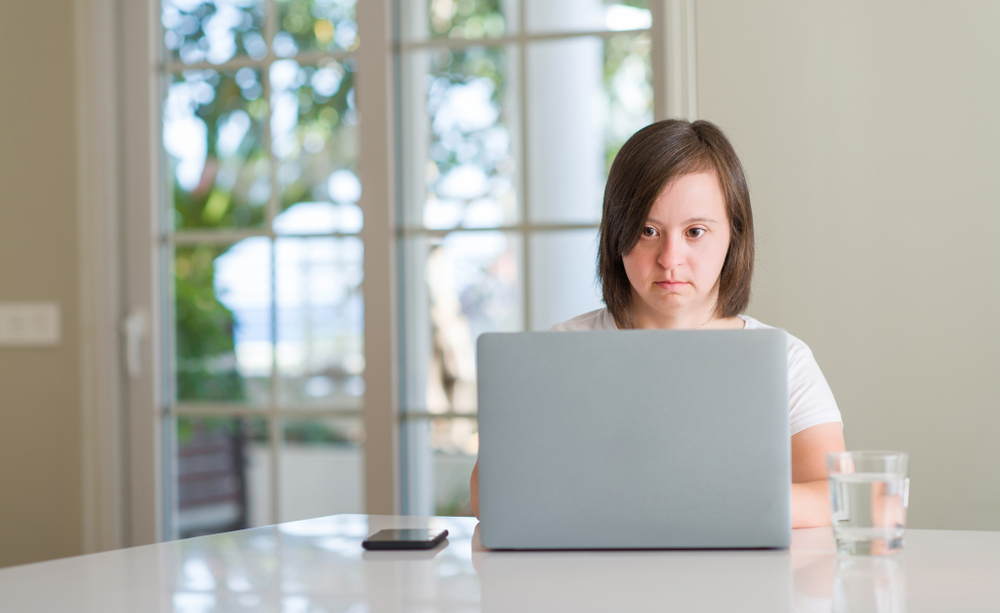 Una joven con síndrome de Down utiliza un ordenador portátil