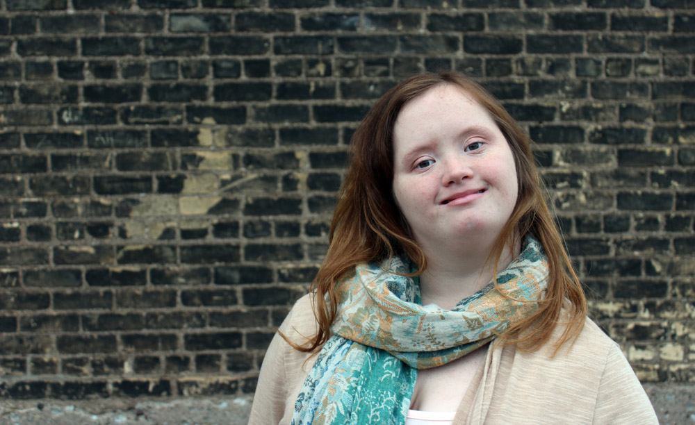Fotografía de una joven con síndrome de Down