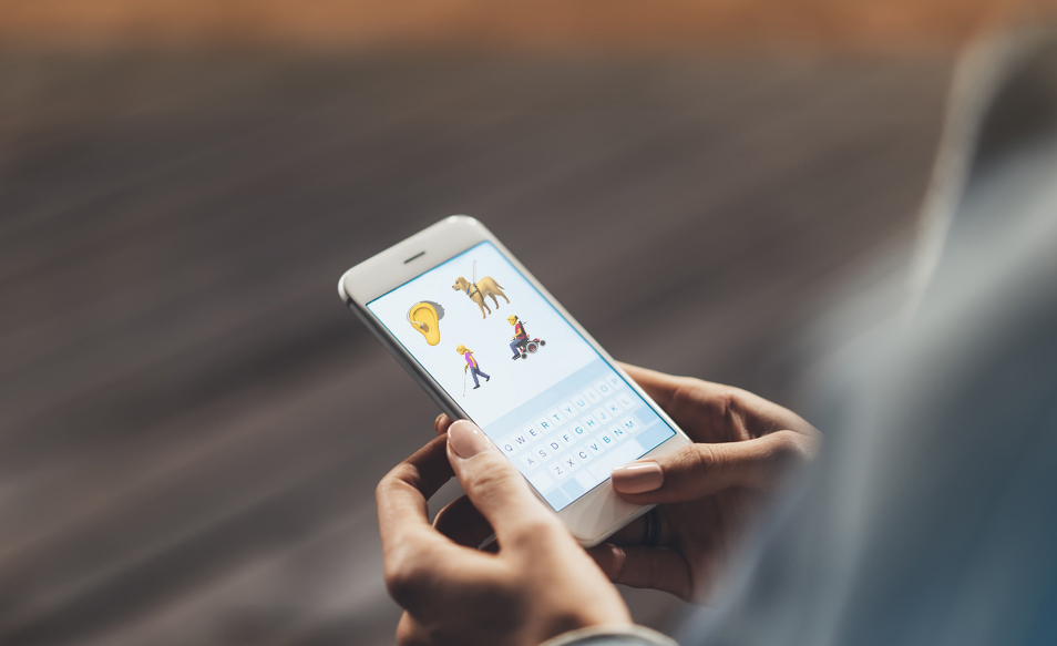 Fotograf&iacute;a de una persona utilizando un smartphone con los nuevos iconos en la pantalla