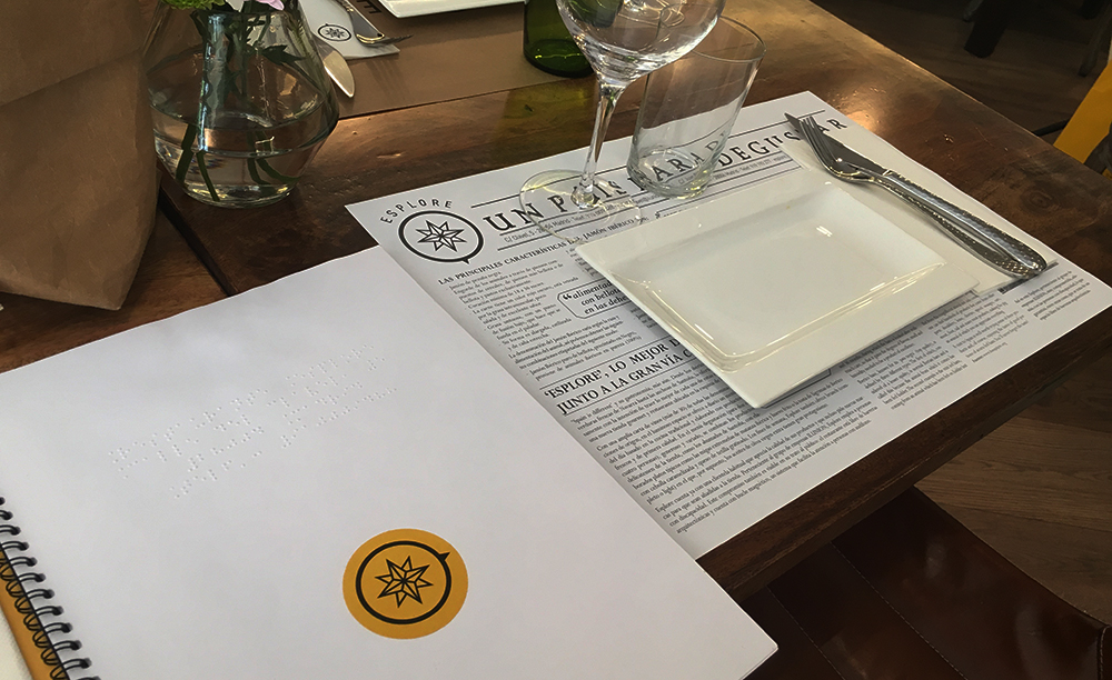 Fotografía de una mesa y una carta en un restaurante Esplore