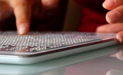 Primer plano de las manos de una persona utilizando una tableta con Feelif