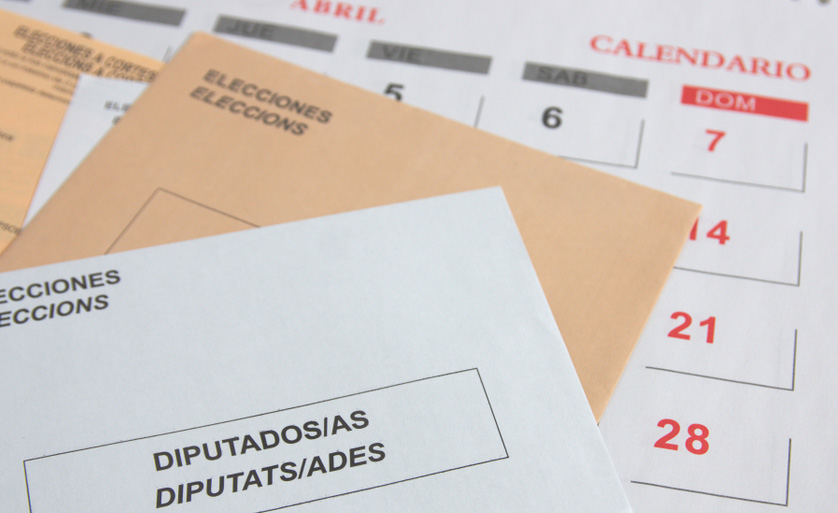 Fotograf&iacute;a de varios sobres de votaci&oacute;n sobre un calendario marcando el 28 de abril