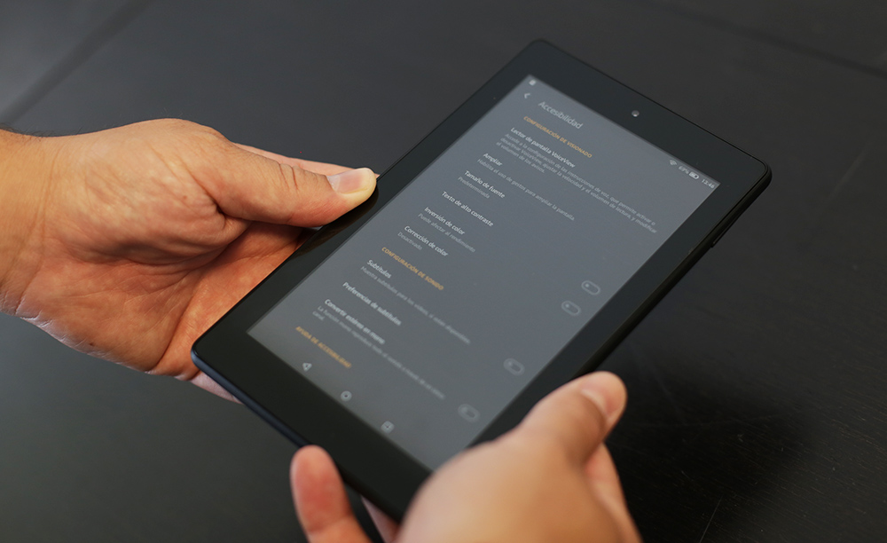 Fotografía de la tableta Fire 7 de Amazon mostrando las opciones de Accesibilidad