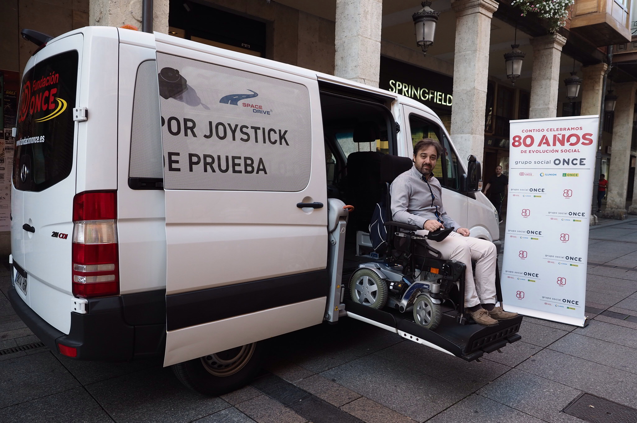 Fotografía de la furgoneta que Fundación ONCE lleva a Startup Olé