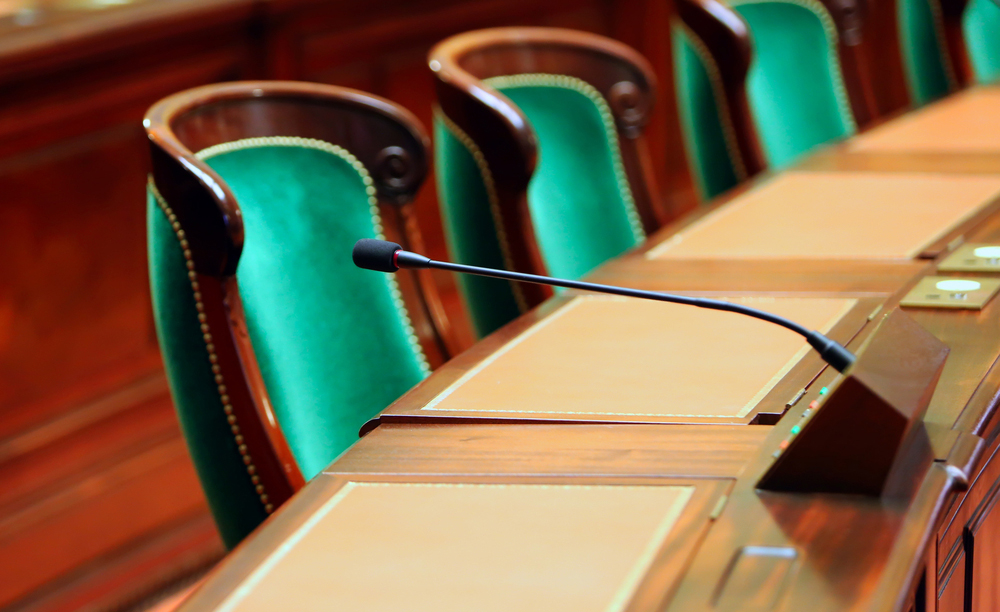Imagen de sillones de un Parlamento vacíos