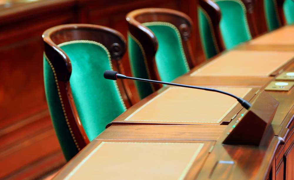 Imagen de sillones de un Parlamento vac&iacute;os