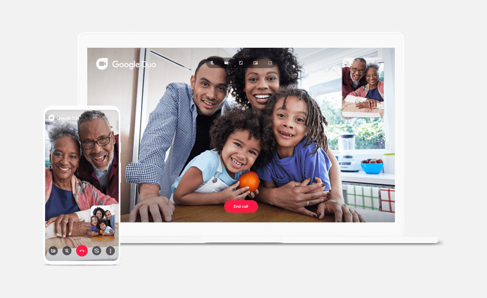 Imagen comercial en el que se ve a una familia haciendo una videollamada en un móvil y un ordenador portátil