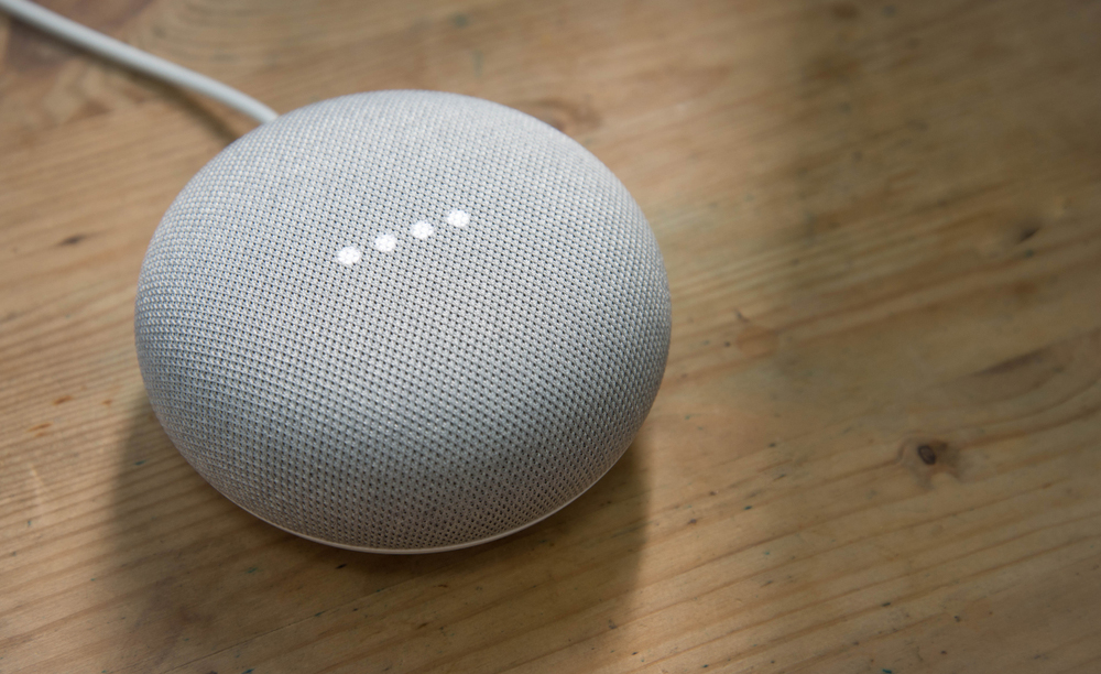 Imagen de un altavoz Google Home Mini encima de una mesa