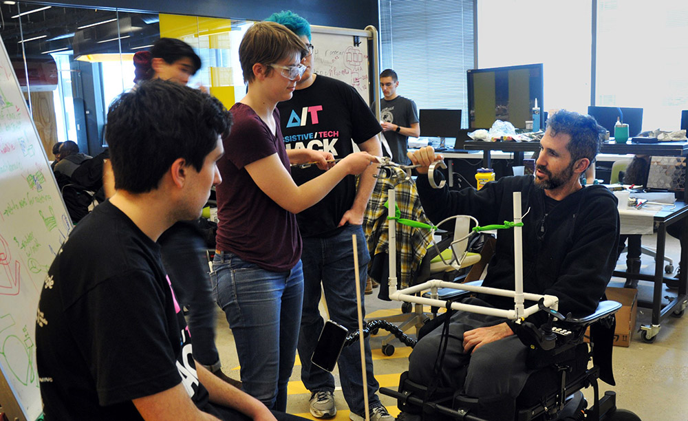 Uno de los equipos participantes en este Hackathon trabaja junto a su co-diseñador