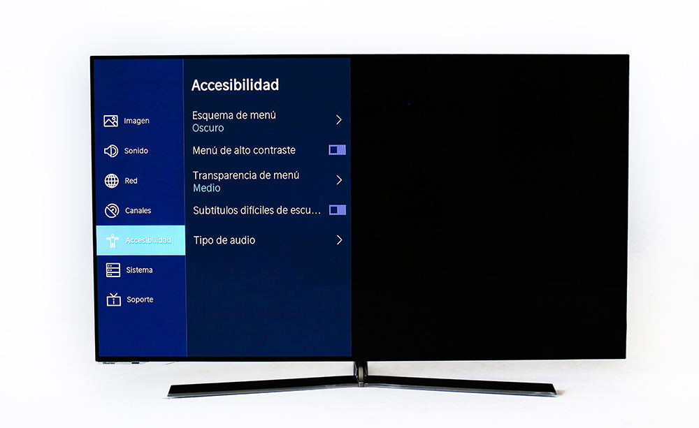 Fotografía de un televisor Hisense H55O8B con el menú de accesibilidad en pantalla
