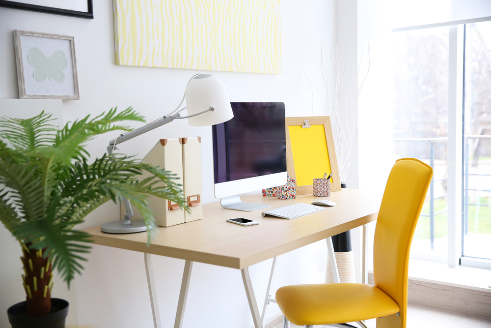 Imagen del interior de un hogar con varios dispositivos tecnol&oacute;gicos