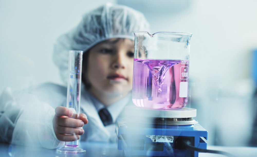 Un niño realiza un experimento científico en un hospital
