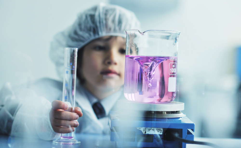 Un ni&ntilde;o realiza un experimento cient&iacute;fico en un hospital