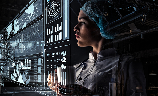 Montaje de una fotografía de una doctora mirando distintas pantallas con información