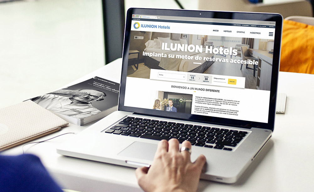 Fotografía de una persona utilizando la web de Ilunion Hotels en un portátil