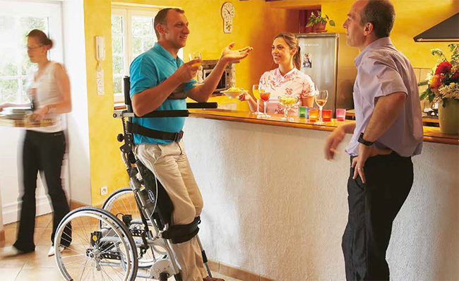 Imagen de una persona utilizando la Invicare Action Vertic en el modo de bipedestaci&oacute;n