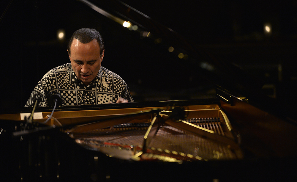Fotografía de Michel Camilo tocando el piano en una actuación