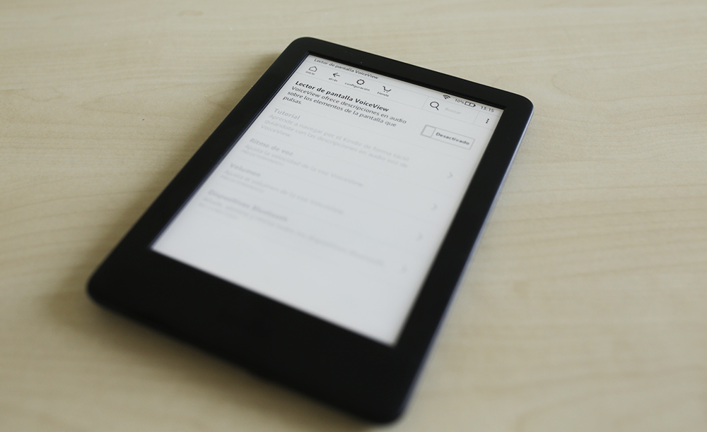 Fotografía de un Kindle Básico mostrando la pantalla de opciones de accesibilidad
