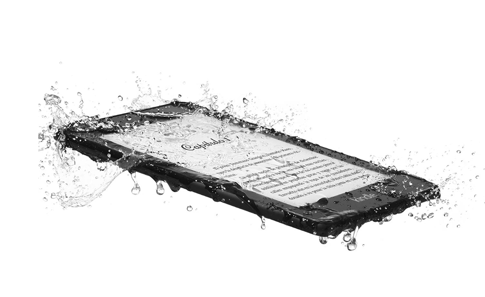 Imagen comercial del nuevo Kindle Paperwhite cay&eacute;ndole agua encima