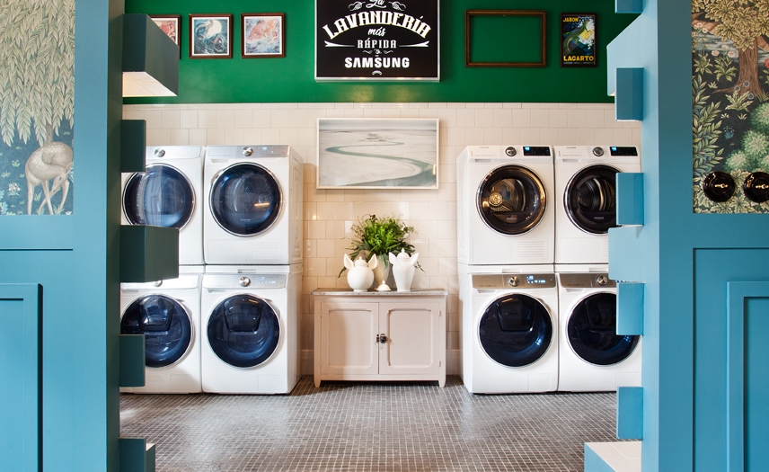 Fotografía de varias lavadoras en una lavandería ficticia
