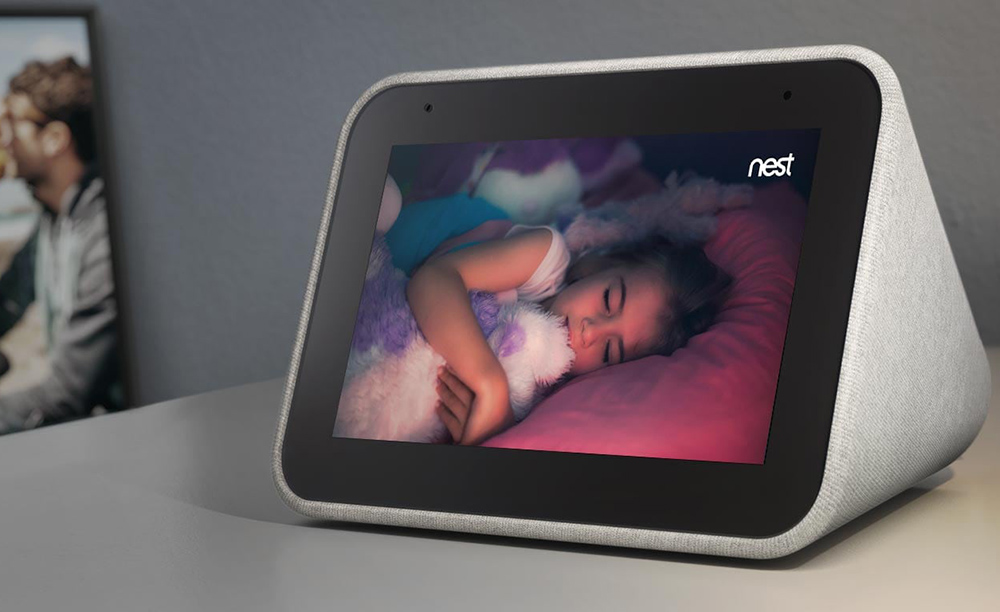 Imagen comercial del Lenovo Smart Clock mostrando una habitación donde duerme una niña