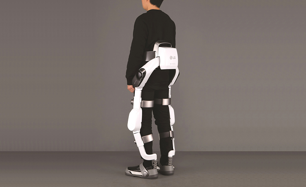 Una persona con el exoesqueleto LG CLOi Suitbot colocado