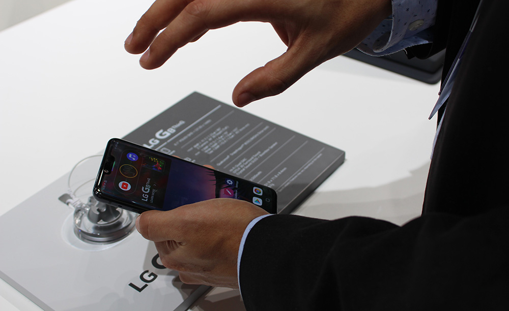Una persona utiliza la tecnología del nuevo LG G8 para manejar el teléfono sin contacto