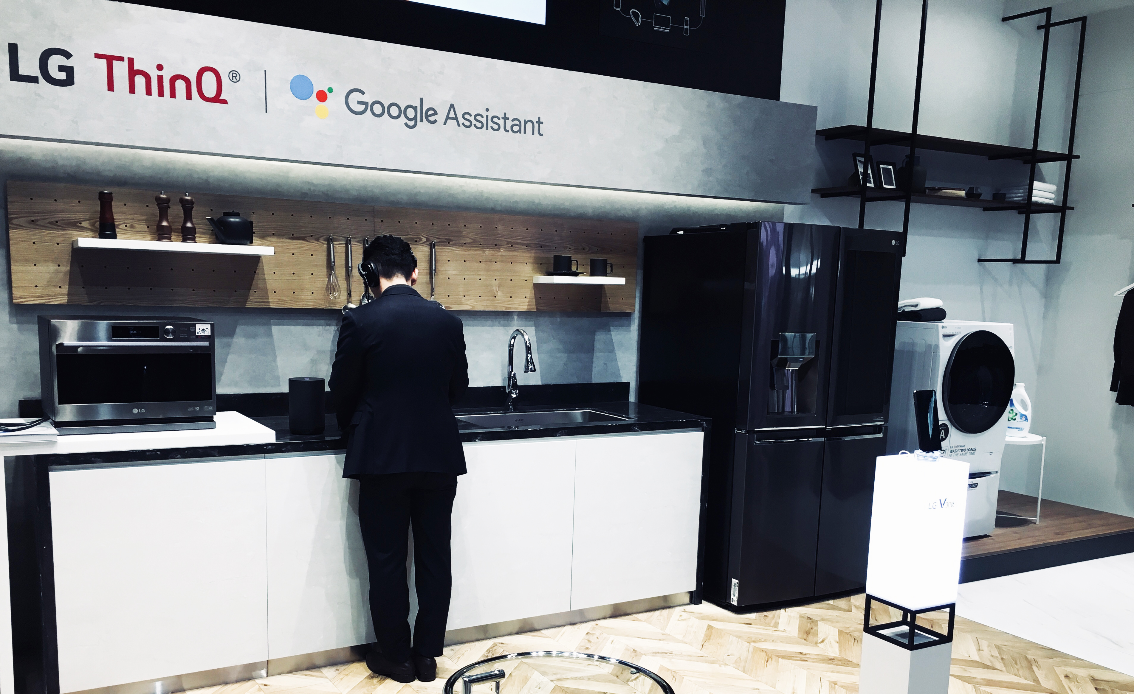 Imagen de un hogar conectado con un LG V30s en el centro de la sala